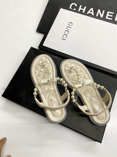 Γυναικεία σανδάλια με επίπεδη σόλα και πέρλες