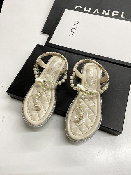 Γυναικεία σανδάλια με επίπεδη σόλα και πέρλες