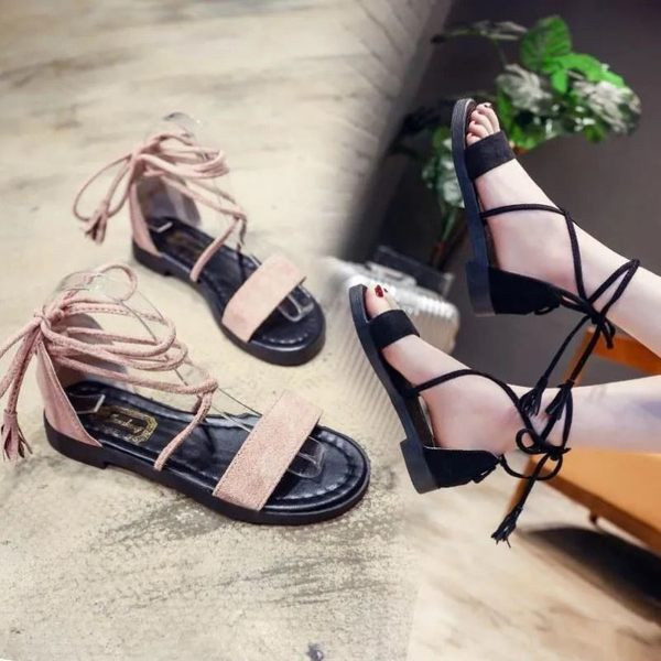 Γυναικεία χαμηλοτάκουνα σανδάλια από οικολογικό σουέτ με κορδόνια