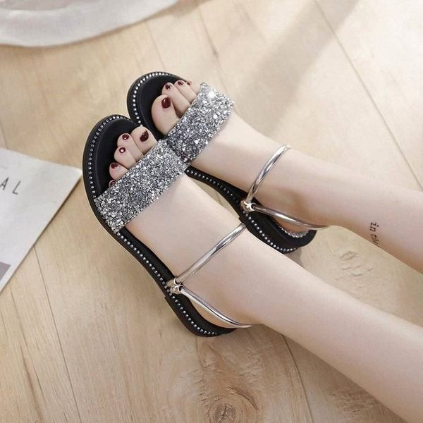 Ležerne ženske sandale s tankim remenčićima i sjajnim efektom