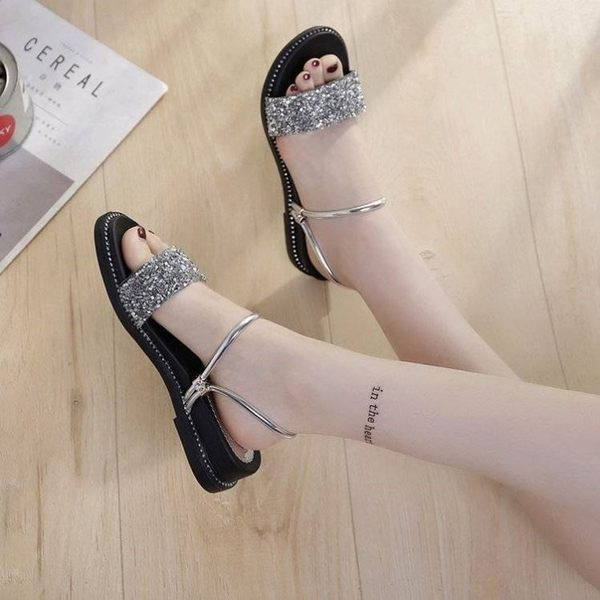 Ležerne ženske sandale s tankim remenčićima i sjajnim efektom