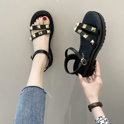 Sieviešu sandales ar rupju sprādzes zoli un metāla elementu