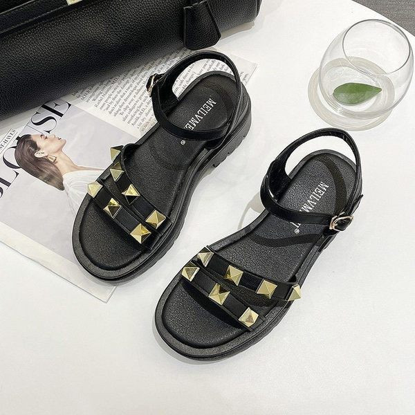 Sieviešu sandales ar rupju sprādzes zoli un metāla elementu