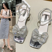 Γυναικεία σανδάλια με κορδέλα σε ασημί και χρυσό χρώμα