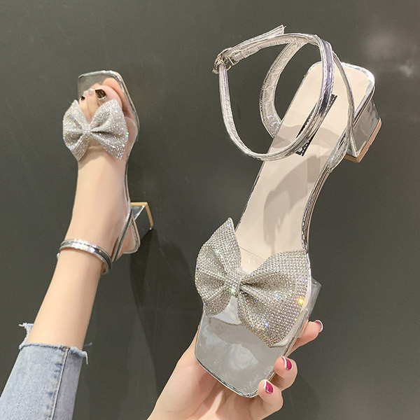 Γυναικεία σανδάλια με κορδέλα σε ασημί και χρυσό χρώμα