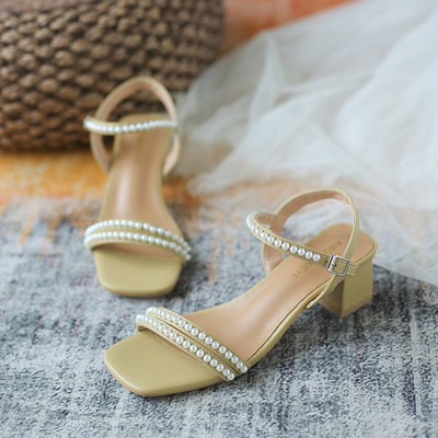 Γυναικεία μοντέρνα σανδάλια με πέρλες και δερμάτινη αγκράφα σε δύο χρώματα