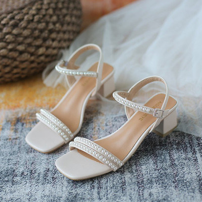 Γυναικεία μοντέρνα σανδάλια με πέρλες και δερμάτινη αγκράφα σε δύο χρώματα