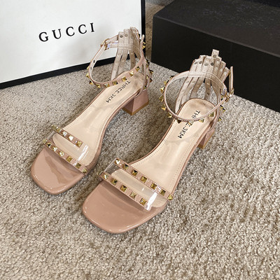 Σύγχρονα γυναικεία σανδάλια με μεταλλική διακόσμηση