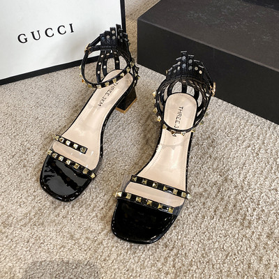 Σύγχρονα γυναικεία σανδάλια με μεταλλική διακόσμηση