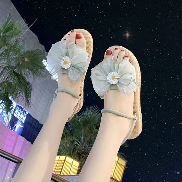 Γυναικεία αντιολισθητικά σανδάλια με κορδέλα και μεταλλικό στοιχείο