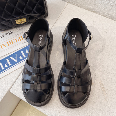 Casual γυναικεία σανδάλια από faux δέρμα με επίπεδη σόλα και αγκράφα