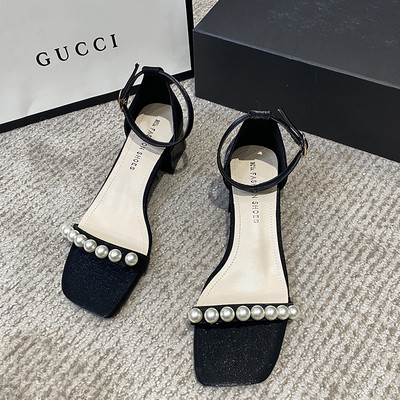 Μοντέρνα γυναικεία σανδάλια με μαργαριτάρια και χαμηλό τακούνι 4,5 cm