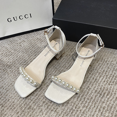 Μοντέρνα γυναικεία σανδάλια με μαργαριτάρια και χαμηλό τακούνι 4,5 cm