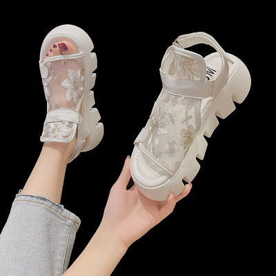 Γυναικεία σανδάλια με κέντημα και τραχιά σόλα