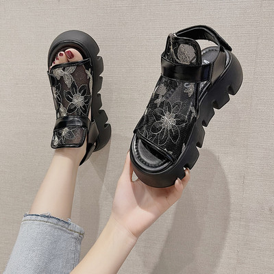 Γυναικεία σανδάλια με κέντημα και τραχιά σόλα