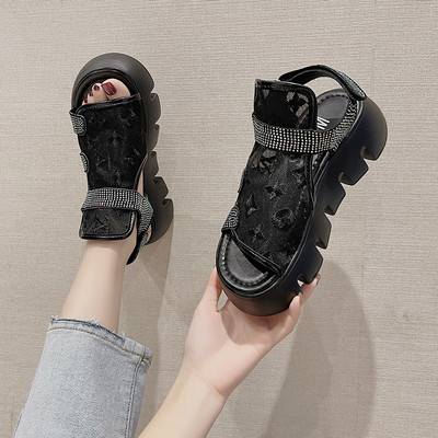 Γυναικεία σανδάλια με κέντημα και τραχιά σόλα