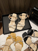 Γυναικεία μοντέρνα σανδάλια με χαμηλά τακούνια και αγκράφα