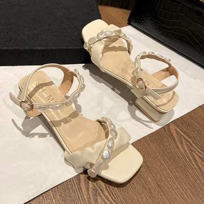 Γυναικεία μοντέρνα σανδάλια με χαμηλά τακούνια και αγκράφα