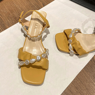 Γυναικεία μοντέρνα σανδάλια με χαμηλά τακούνια και αγκράφα