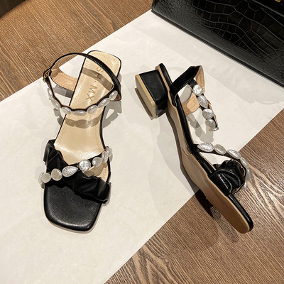 Γυναικεία μοντέρνα σανδάλια με χαμηλά τακούνια και αγκράφα