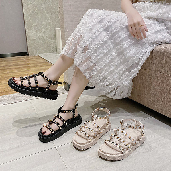 Ženske sandale sa zakovicama u dvije boje