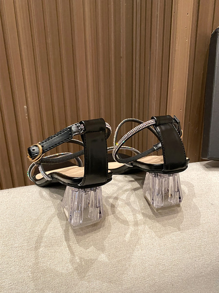 Μοντέρνα γυναικεία σανδάλια με διαφανή τακούνι 5 cm