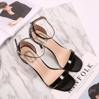 Κομψά σανδάλια με λεπτά λουράκια από οικολογικό σουέτ και αγκράφα