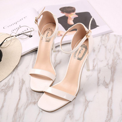 Κομψά σανδάλια με λεπτά λουράκια από οικολογικό σουέτ και αγκράφα