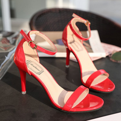 Κομψά σανδάλια με λεπτά λουράκια από οικολογικό σουέτ και αγκράφα