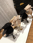 Κομψά γυναικεία σανδάλια με γυαλιστερά σωματίδια και κορδέλα