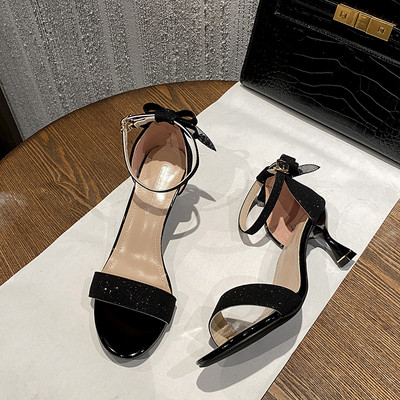 Κομψά γυναικεία σανδάλια με γυαλιστερά σωματίδια και κορδέλα