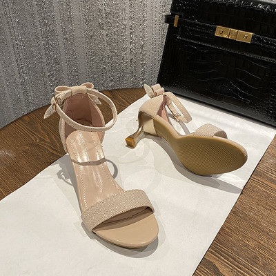 Κομψά γυναικεία σανδάλια με γυαλιστερά σωματίδια και κορδέλα