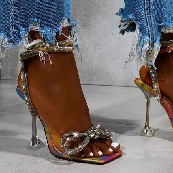 Novi model svečanih ženskih sandala na visoku petu i potplatom u boji