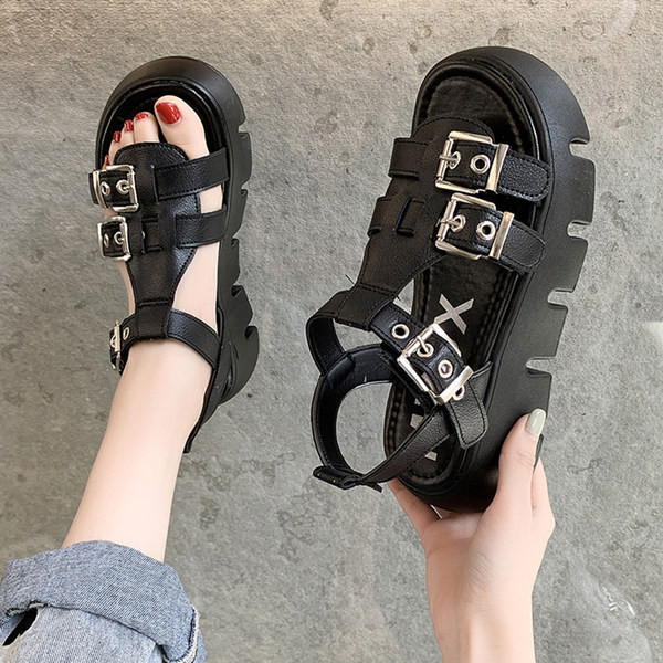 Novi model ženskih kožnih sandala sa kopčama i grubim đonom