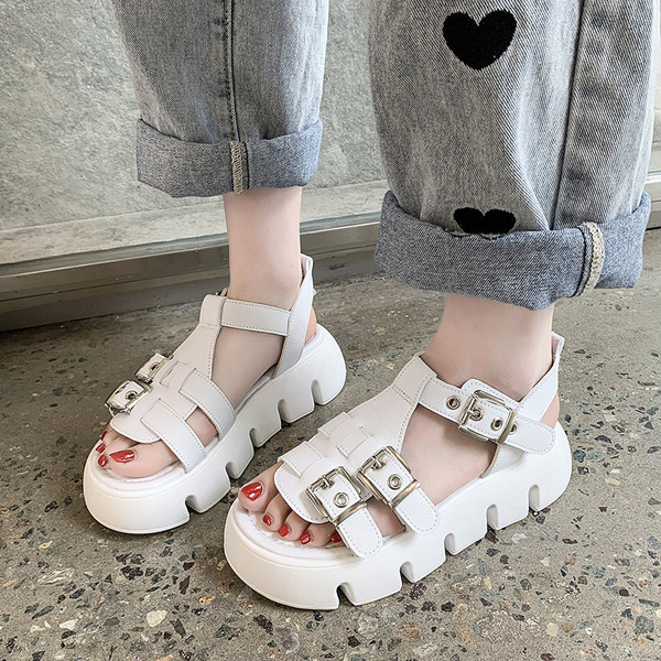 Novi model ženskih kožnih sandala sa kopčama i grubim đonom