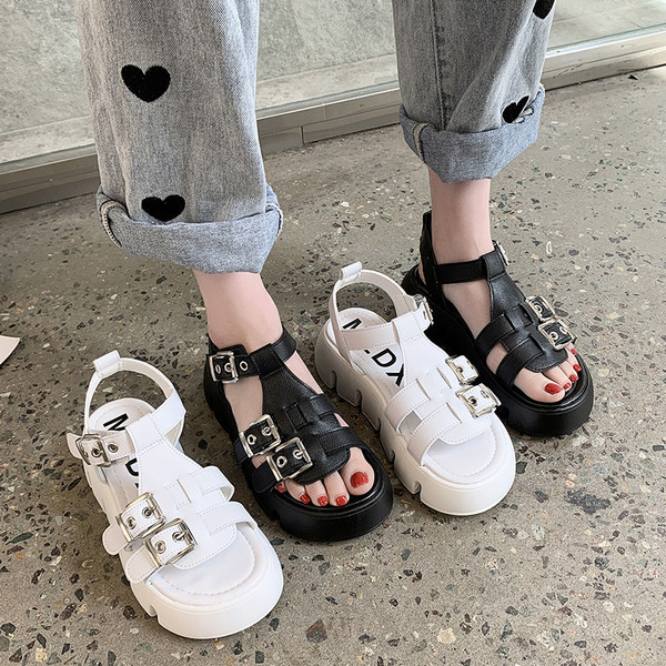 Novi model ženskih kožnih sandala sa kopčama i grubim đonom