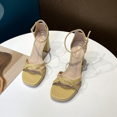 Μοντέρνα γυναικεία σανδάλια με τακούνι  8 cm και αγκράφα 