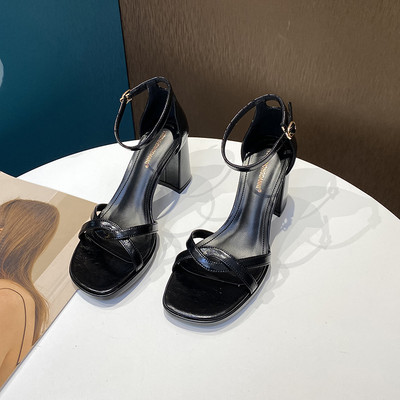 Μοντέρνα γυναικεία σανδάλια με τακούνι  8 cm και αγκράφα 