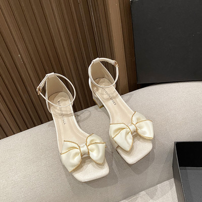 Μοντέρνα γυναικεία σανδάλια με κορδέλα και τακούνι 4,5 cm