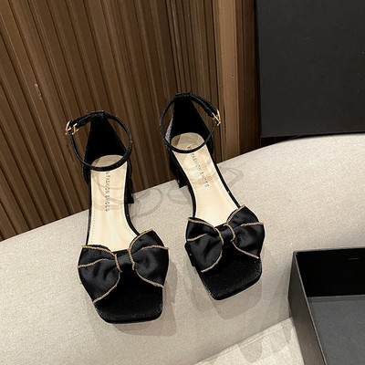 Μοντέρνα γυναικεία σανδάλια με κορδέλα και τακούνι 4,5 cm