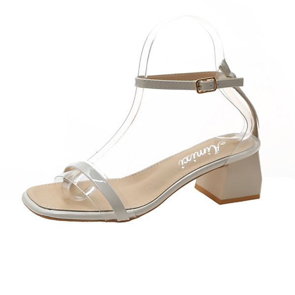 Novi model ženskih sandala od eko kože na četvrtastu petu