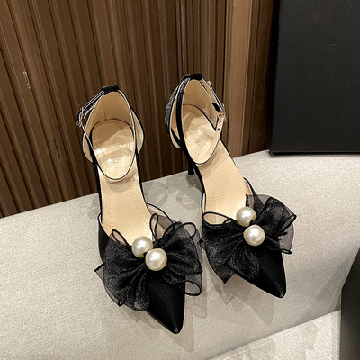 Μοντέρνα γυναικεία σανδάλια με κορδέλα και πέρλες