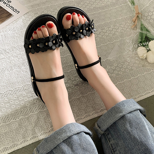 Casual γυναικεία σανδάλια με τρισδιάστατο στοιχείο από faux δέρμα