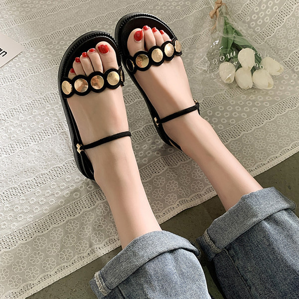 Γυναικεία casual σανδάλια με μεταλλικό στοιχείο σε μαύρο και καφέ χρώμα