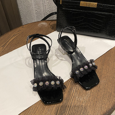 Μοντέρνα γυναικεία σανδάλια μεπέρλες και τούλι