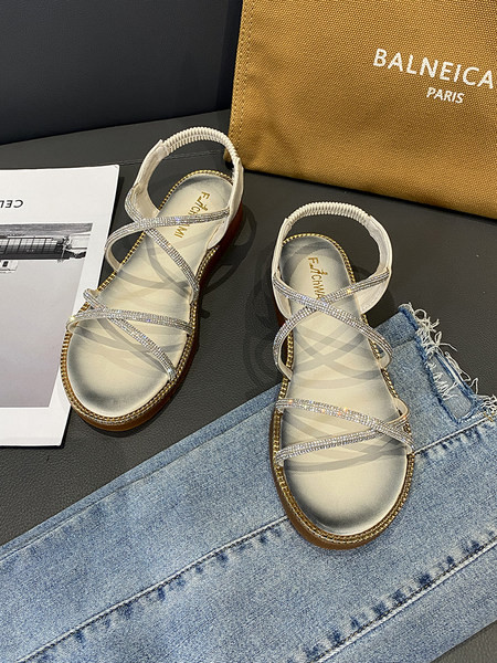 Moderne ženske sandale sa kamenčićima i ravnim đonom