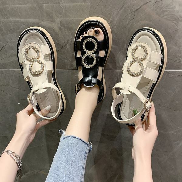 Νέο μοντέλο γυναικεία σανδάλια με μεταλλική διακόσμηση σε λευκό και μαύρο χρώμα