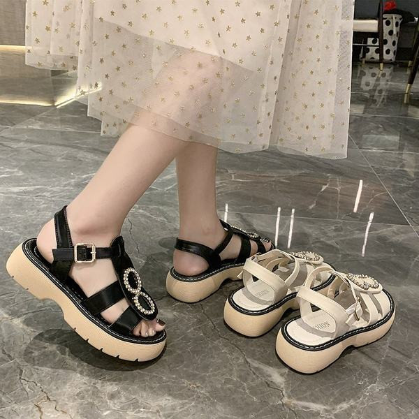 Νέο μοντέλο γυναικεία σανδάλια με μεταλλική διακόσμηση σε λευκό και μαύρο χρώμα