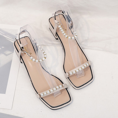 Μοντέρνα γυναικεία σανδάλια με μαργαριτάρια και τετράγωνο τακούνι 3,5 cm