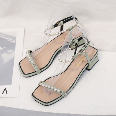 Μοντέρνα γυναικεία σανδάλια με μαργαριτάρια και τετράγωνο τακούνι 3,5 cm